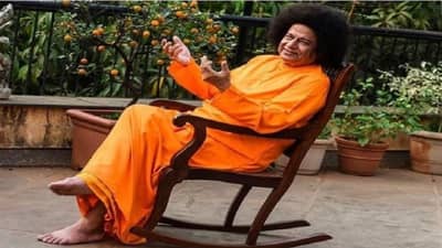 भजनसम्राट अनुप जलोटा अभिनयाच्या क्षेत्रात, सत्य साई बाबांचा डिट्टो लूक!