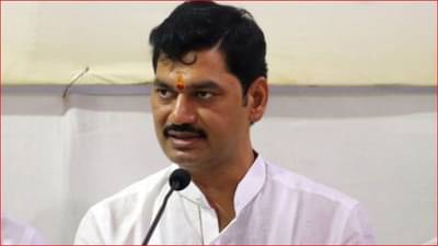 धनंजय मुंडेंवर गंभीर आरोप; काँग्रेसची पहिली प्रतिक्रिया