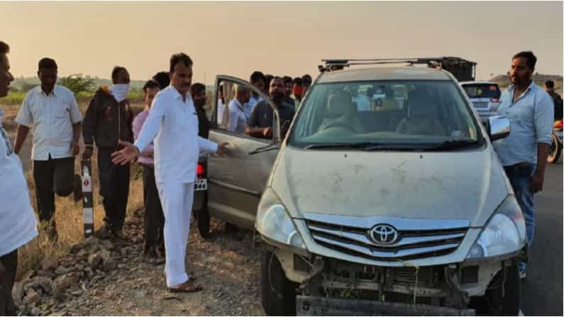 पुणे-सोलापूर हायवेवरुन पुण्याच्या दिशेने निघालेले राज्यमंत्री तथा सोलापूर जिल्ह्याचे पालकमंत्री दत्तात्रय (मामा) भरणे यांची गाडी निघाली असताना रावणगाव-मळद येथे अपघातग्रस्ताच्या मदतीला भरणे धावून गेले.