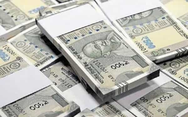 आजच्या घडीला प्रत्येकाचा विमा (Insurance) असणं आणि गुंतवणूक करणं आवश्यक झालं आहे. मात्र, जास्त प्रीमियममुळे प्रत्येकालाच ते परवडेल असं नाही. अशात सरकारने गरीब आणि दुर्बल घटकांनाही विम्याचा लाभ मिळावा यासाठी स्वस्तात प्रधानमंत्री सुरक्षा विमा योजना (Pradhan Mantri Suraksha Bima Yojana) कमी प्रीमियमसह सुरू केली आहे.