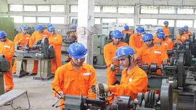 मोठी बातमी | नोकरी सोडताना नोटीस पीरियड पूर्ण न करणाऱ्यांना मोठा झटका!