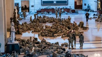 US Capitol | संसदेचं रुपांतर छावणीत, 20 हजार जवान तैनात, जवानांवर जमिनीवर झोपण्याची वेळ