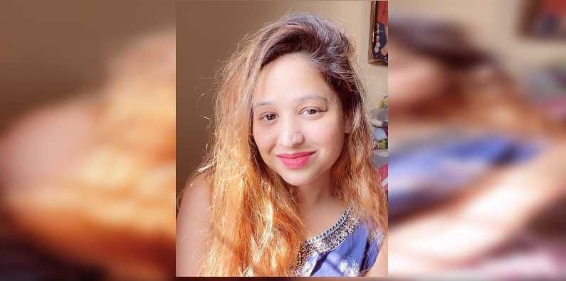 रेणू शर्मांचं आणखी एक वादग्रस्त प्रकरण, 'आधी एअरवेज अधिकाऱ्यासोबतही लगट, नंतर पोलीस तक्रार' रेणू शर्मांचं आणखी एक वादग्रस्त प्रकरण, 'आधी एअरवेज अधिकाऱ्यासोबतही लगट, नंतर पोलीस तक्रार'