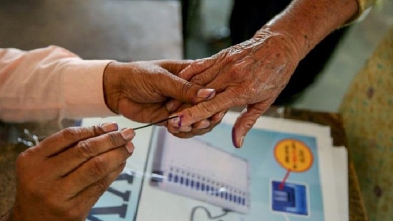 महाराष्ट्र ग्रामपंचायत मतदान 2021: राज्यभरात मतदानाला सुरुवात, गावोगावी बूथ सजले
