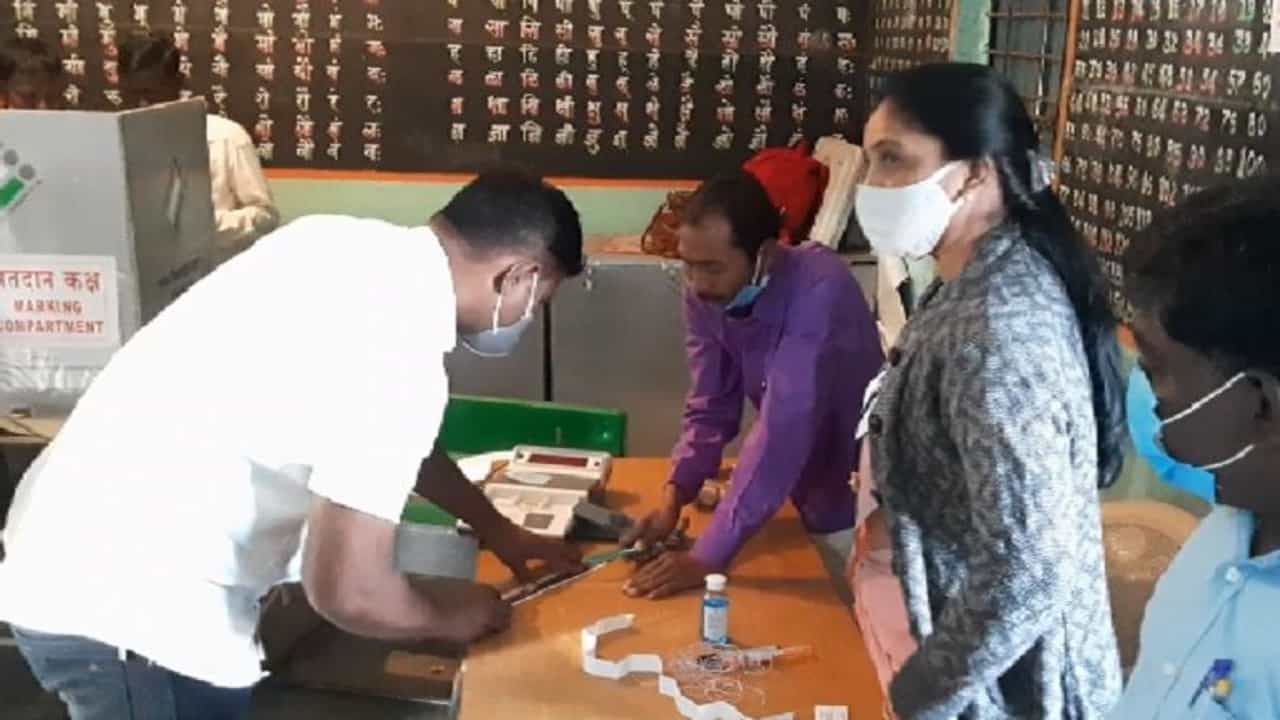 महाराष्ट्र ग्रामपंचायत मतदान 2021 : मतदान यंत्रावरुन उमेदवाराचे नाव गायब, मतदान केंद्रावर गोंधळ