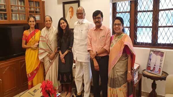 महाविकासआघाडीचे सरकार अडचणीत सापडले असताना आता शिवसेना खासदार संजय राऊत हे शरद पवार यांच्या भेटीसाठी त्यांच्या सिल्व्हर ओक या निवासस्थानी पोहोचले.