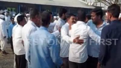 महाराष्ट्र ग्रामपंचायत मतदान 2021: दौंड तालुक्यातील कुसेगावात बाचाबाची, पोलिसांकडून लाठीचार्ज