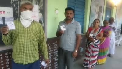 Maharashtra Gram Panchayat Elections 2021 : कुठे उत्साह तर कुठे कार्यकर्ते भिडले, अनेक नेत्यांनी बजावला मतदानाचा हक्क