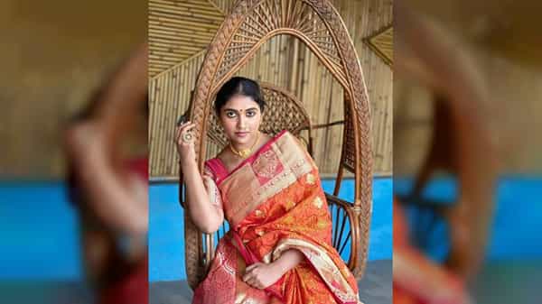 सैराट फेम अभिनेत्री रिंकू राजगुरू सध्या सोशल मीडियावर तिचे नवनवीन फोटो शेअर करत आहे.