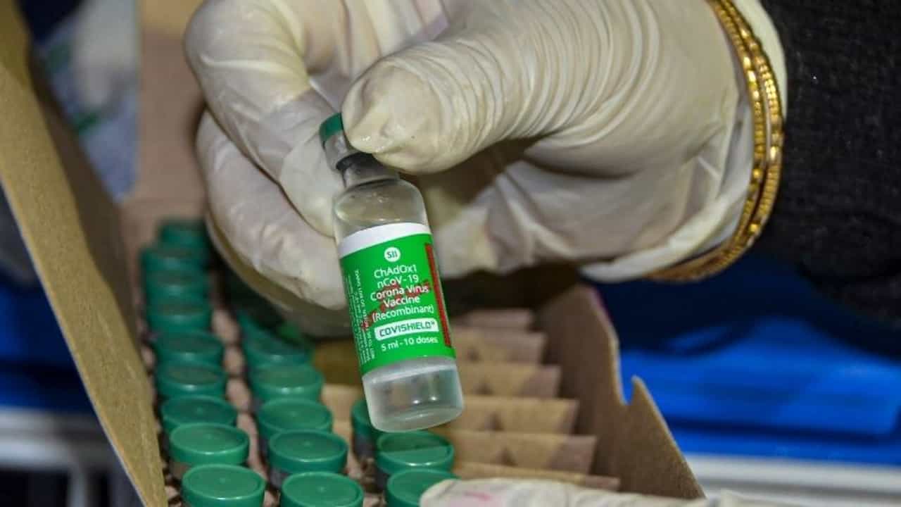 Vaccine precautions: सावधान! कोरोना लस घेण्यापूर्वी किंवा नंतर दारू प्यायल्यास होणार हे परिणाम