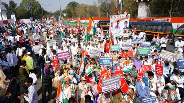 नागपुरात शेकडो ट्रॅक्टरसह हजारो काँग्रेस कार्यकर्त्यांचा राजभवनाला घेराव, कृषी कायदे रद्द करण्याची मागणी
