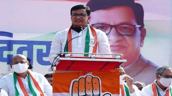 केंद्र सरकारनं देशातील शेतक-यांवर लादलेला कृषी कायदा रद्द करावा आणि इंधनदरवाढ मागे घ्यावी या मागणीसाठी आज काँग्रेस प्रदेशाध्यक्ष आणि महसूलमंत्री बाळासाहेब थोरात यांच्या नेतृत्वाखाली शेकडो ट्रॅक्टरसह शेतक-यांनी भव्य रॅली काढून नागपूर राजभवनला घेराव घातला.
