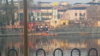 मित्रांसोबत पोहायला गेलेला तो परतलाच नाही, 12 तासानंतर अग्निशमन दलानं शोधला मृतदेह