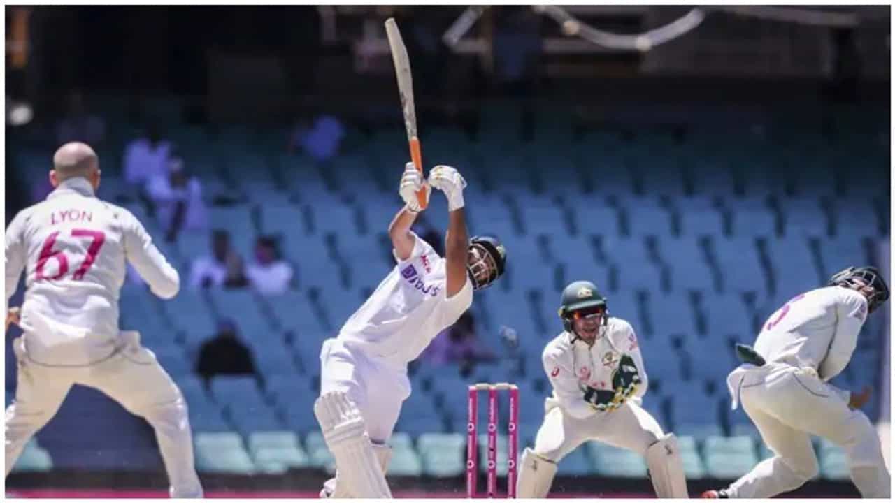 हा धुरंदर भारतीय क्रिकेटपटू पोहोचला फुटबॉल सामना पाहण्यासाठी, जर्मनी विरुद्ध इंग्लंड मॅचचा घेतला आनंद