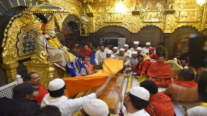 शिर्डीत साई दर्शनासाठी अलोट गर्दी, 2 किलोमीटरपर्यंत दर्शन रांगा