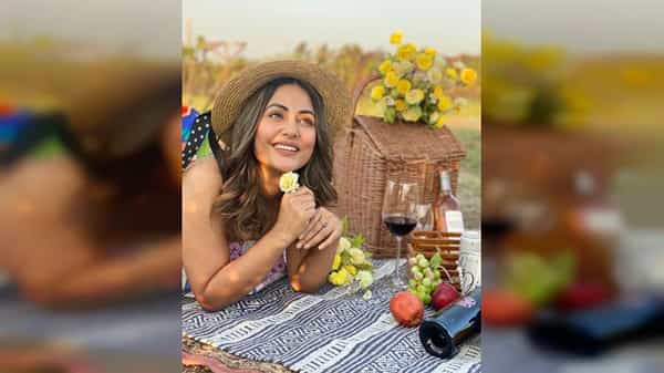 अभिनेत्री हीना खान सध्या सोशल मीडियावर मोठ्या प्रमाणात अॅक्टिव्ह असते. ती सोशल मीडियाच्या माध्यमातून नियमीतपणे चाहत्यांच्या संपर्कात असते.