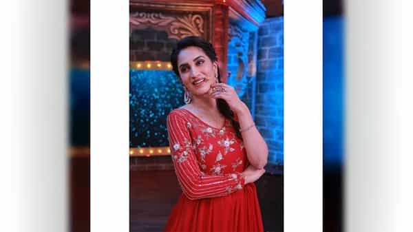 अभिनेत्री स्मिता गोंदकर ही आपल्या फोटोशूटमुळे सोशल मीडियात खूपच चर्चेत असते. स्मितानं नुकतंच 'कॉमेडी बिमेडी'च्या सेटवरील काही फोटो सोशल मीडियावर शेअर केले आहेत.
