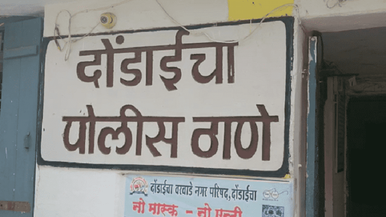 महिलेच्या व्हाट्सअॅप स्टेटसवरुन टोमणे, ग्रामपंचायत निवडणुकीदरम्यान तुफान हाणामारी, 22 जणांना अटक