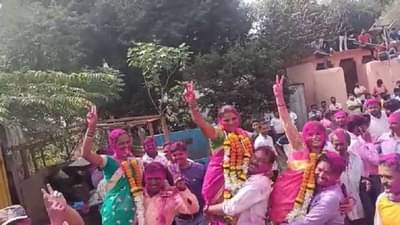 यशस्वी स्त्रीच्या मागे, खंबीर पुरुषाचाही हात असतो, महाराष्ट्रात व्हायरल होणाऱ्या फोटोमागची कहाणी!