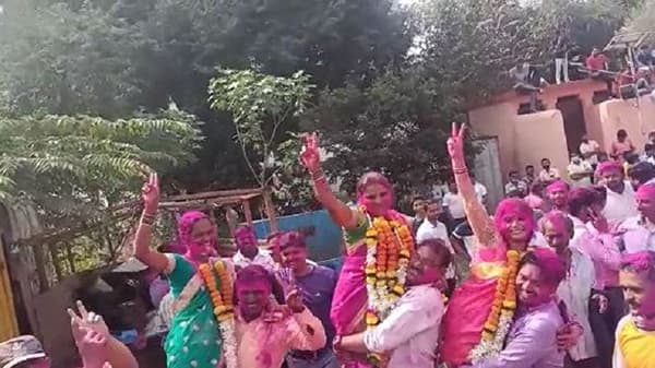 यशस्वी स्त्रीच्या मागे, खंबीर पुरुषाचाही हात असतो, महाराष्ट्रात व्हायरल होणाऱ्या फोटोमागची कहाणी!