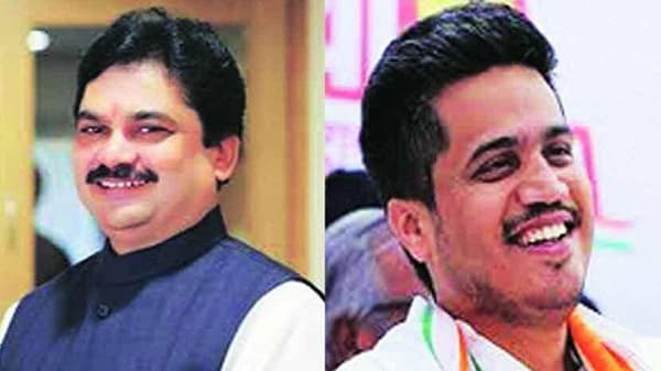 अहमदनगर ग्रामपंचायत निकाल 2021 Latest Updates: चौंडी गावात राम शिंदेना पुन्हा धक्का, आमदार रोहित पवारांची बाजी
