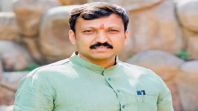 Osmanabad: खासदार ओमराजेंनी काढली SBI अधिकाऱ्याची खरडपट्टी; शेतकरी कर्जासाठी गेले की, तोंडावर कागदं फेकायचे!