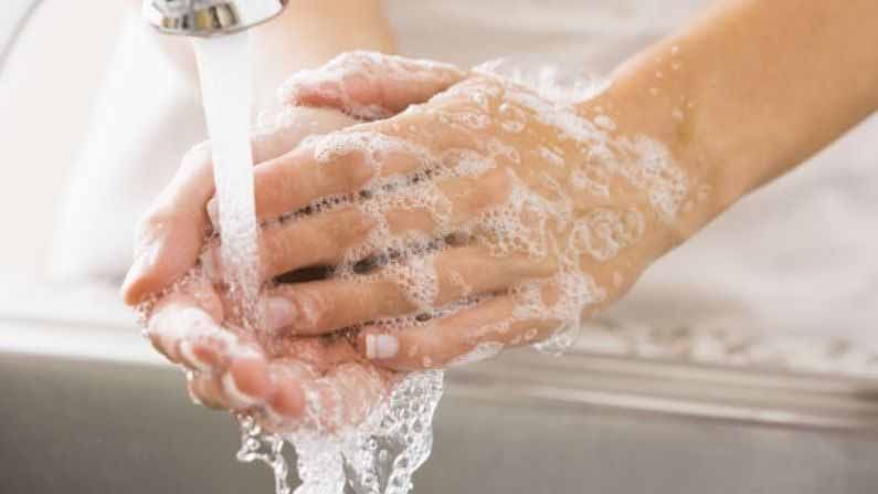 कोरोनाच्या भीतीने गरजेपेक्षा अधिक वेळा हात धुताय? होऊ शकते त्वचेचे नुकसान!