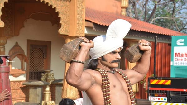 फिट राहण्यासाठी आणि उत्तम लाईफस्टाईलसाठी तुमचे लाडके कलाकार जीम, वर्कआऊट, योगा आणि डान्स यासारख्या अनेक गोष्टी करत असतात. यात ‘दख्खनचा राजा ज्योतिबा’ मालिकेत ज्योतिबा साकारणारा विशाल निकमही मागे नाहीये.