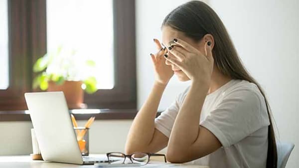 तासन् तास लॅपटॉपवर काम करून डोळे दुखतायत? ‘हे’ उपाय नक्की करून पाहा!