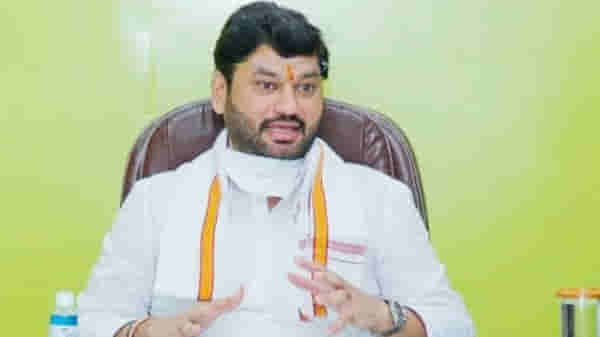 धनंजय मुंडे यांना मोठा दिलासा, रेणू शर्मांकडून बलात्काराची तक्रार मागे