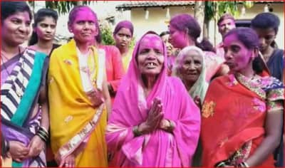 कोल्हापूरकरांचा नाद करायचाच नाही; माजी सरपंचाच्या पत्नीला धूळ चारुन साफसफाई करणाऱ्या आजीबाईंचा विजय