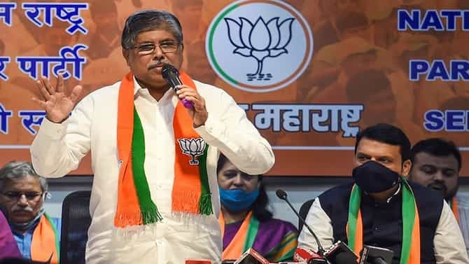 खोट्या प्रतिज्ञापत्राच्या प्रकरणात कोर्टाची क्लीन चिट, चंद्रकांत पाटलांना भावना अनावर