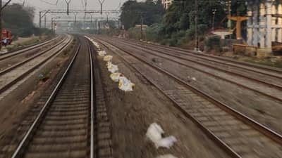 मुंबईत रेल्वे रुळावरील प्रवाशांच्या बळीवर कोरोनाने लावला ब्रेक, गेल्या वर्षीच्या तुलनेत 65 टक्के घट