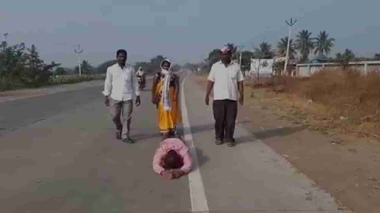 Pandharpur Garmpanchayat election : गुलाल लागला, पठ्ठ्यानं 20 कि.मी. दंडवत घातला, पंढरपुरातून एक नंबर बातमी
