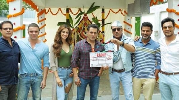 थिएटर मालकांना मदतीचा हात, दबंग खानचा राधे चित्रपटगृहात प्रदर्शित होणार!