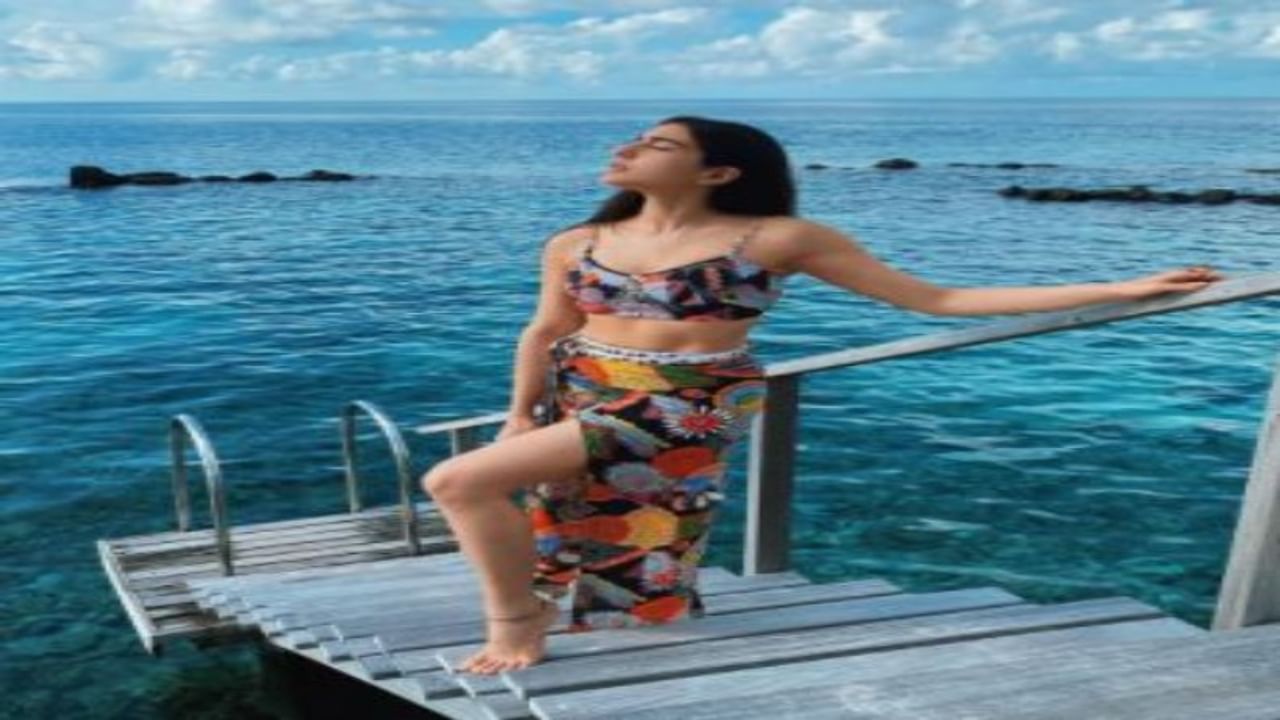 बॉलिवूड अभिनेत्री सारा अली खान गेल्या काही दिवसांपासून मालदीवमध्ये सुट्ट्या एन्जॉय करत आहे. नुकतंच साराने सोशल मीडियावर काही फोटो शेअर केले आहेत. त्यात ती फारच सुंदर दिसत आहे. 
