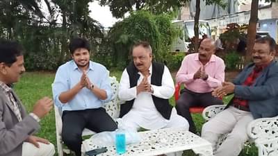 ... अन सेटवर रंगला मास्क-सॅनिटायझरचा खेळ