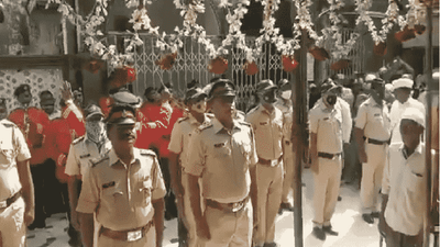 फॅक्ट चेक : माहिम दर्ग्याला मुंबई पोलिसांची सलामी, ही परंपरा की सत्ताधारी शिवसेनेचा दबाव?