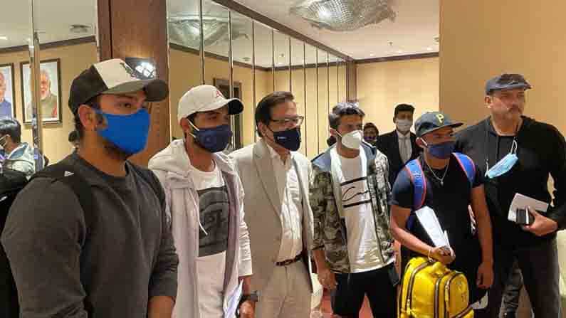 कांगारुंना त्यांच्याच भूमीवर चारी मुंड्या चित करुन विजयी टीम इंडिया मायदेशी परतली.