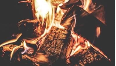 घरात पेटवलेली शेकोटी ठरली शेवटची, आई-वडिलांसह कुशीतच चिमुकल्याचाही मृत्यू