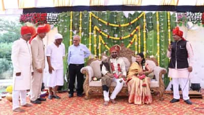 डॉक्टर नवरा-बायकोचं साध्या पद्धतीने लग्न, HIV वर काम करणाऱ्या संस्थेला 1 लाखांची मदत