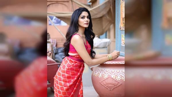 अभिनेत्री पूजा सावंत मराठी सिनेसृष्टीतील ग्लॅमरस चेहाऱ्यांपैकी एक आहे. ती अभिनयानं आणि तिच्या सौंदर्य नेहमीच चाहत्यांना घायाळ करते.