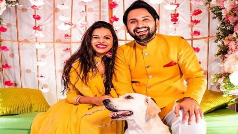  मिताली आणि सिद्धार्थच्या लग्न समारंभांना सुरुवात झाली आहे. काल रात्री हळदीचा कार्यक्रम पार पडला आहे त्यामुळे आता दोघांनीही सोशल मीडियावर फोटो शेअर करायला सुरुवात केली आहे. 