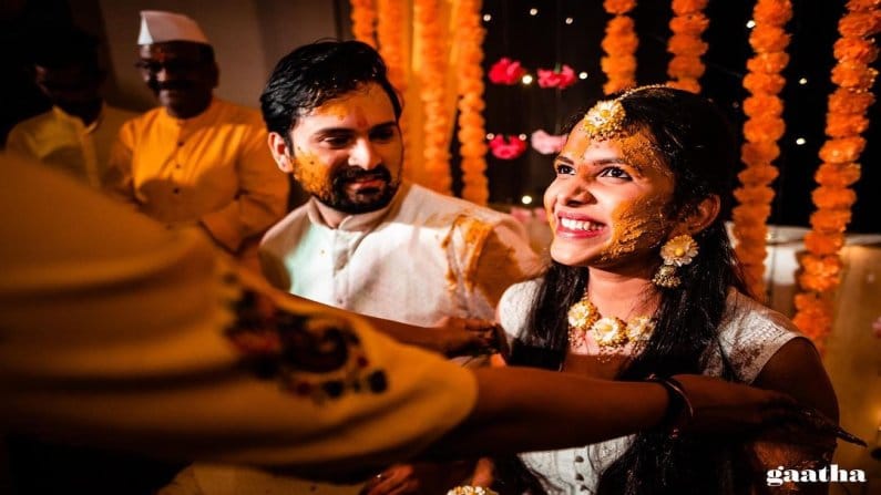 'We have entered the घोडा मैदान now.♥️'असं मजेदार कॅप्शन देत मितालीनं काही फोटो शेअर केले आहे. या फोटोमध्ये दोघंही प्रचंड खूश दिसत आहेत. 