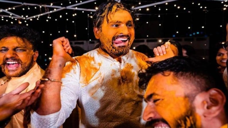 गेली अनेक वर्ष सिद्धार्थ आणि मिताली एकमेकांना डेट करत आहे. त्यामुळे या दोघांच्या जोडीचे अनेक चाहते आहेत.  सिद्धार्थ आणि मिताच्या मित्रपरिवाराकडून आणि चाहत्यांकडून #tinypanda हा हॅशटॅग व्हायरल करण्यात येतोय. 