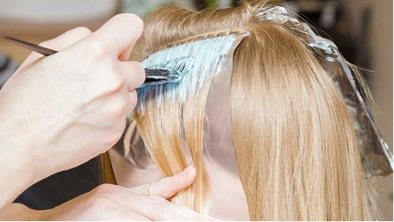 Side Effect | केसांना ब्लीच करताय? सावधान.... वाचा काय परिणाम होऊ शकतो