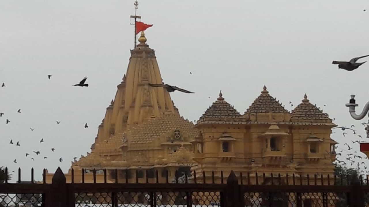 जाणून घ्या आरती करताना घंटी का वाजवतात?, काय आहे याचे धार्मिक आणि वैज्ञानिक महत्व