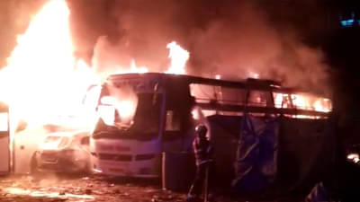 पगार न मिळाल्याने सटकली; ड्रायव्हरने एकापाठोपाठ पाच लक्झरी बसेस पेटवल्या