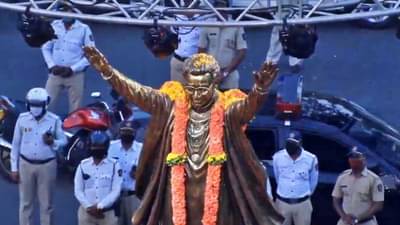 Balasaheb Thackeray : मुंबईत दिग्गजांच्या उपस्थितीत बाळासाहेब ठाकरेंच्या पहिल्या पुर्णाकृती पुतळ्याचं अनावरण