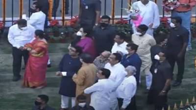 Balasaheb Thackeray Statue unveiled | उद्धव ठाकरेंची वाट बघता बघता राज ठाकरेंना कोण कोण भेटलं?